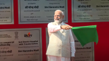 Le PM Modi lance les bus et vélos électriques et lance les travaux de développement à Parade Ground, Gujarat
